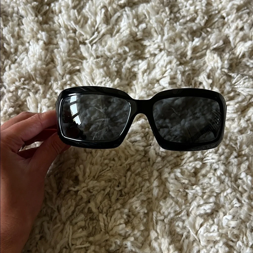 CHANEL Glossy Black Sunglasses with Iconic White Logo - Picture 2 of 8